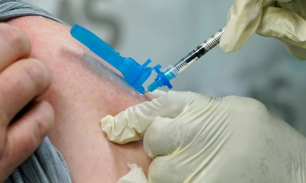 Ισπανία: Θέλει να εμβολιάσει τους έφηβους 12-17 ετών